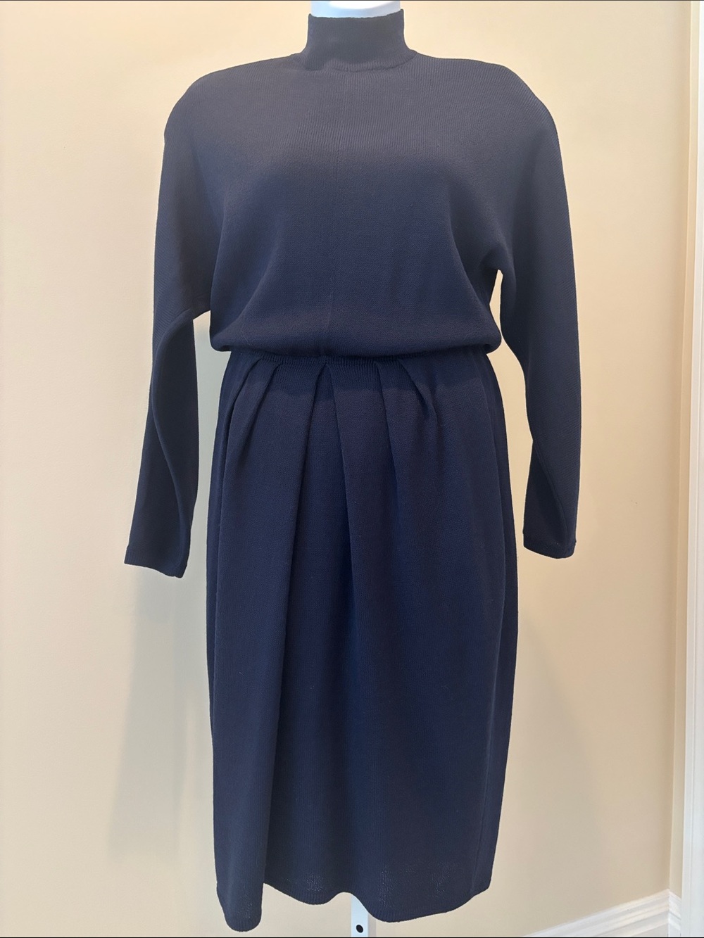 Elegant Navy Long-Sleeve Knit Dress with Blouson Waist